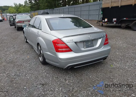 2009 Mercedes-Benz S 550 z USA, uszkodzony, nr VIN WDDNG71X49A242731
